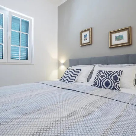 Luxury Phoenix Villa Ravno