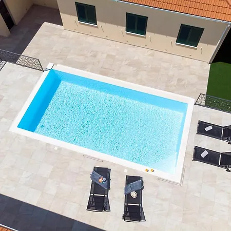 Luxury Phoenix * Ravno