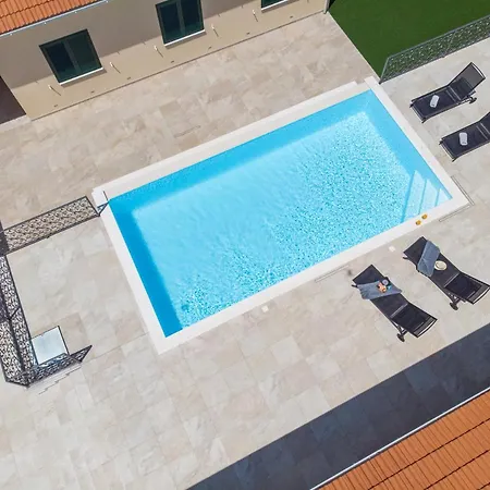 Luxury Phoenix Ravno