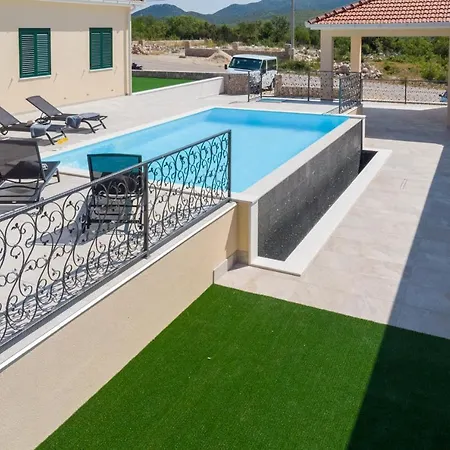 Luxury Phoenix Villa Ravno