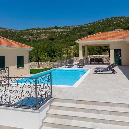 Luxury Phoenix Ravno