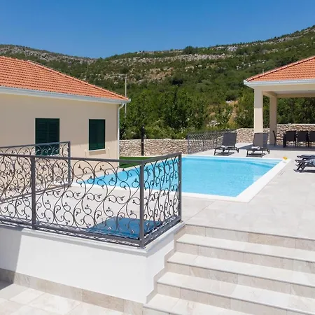 Luxury Phoenix Ravno