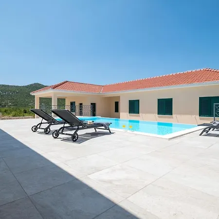 Luxury Phoenix Ravno